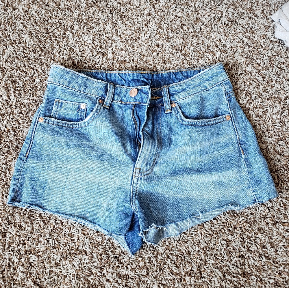 H&M • denim cut off shorts